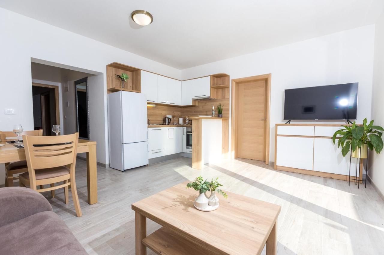 Apartmani Villa Paulo Стариград-Пакленица Екстериор снимка