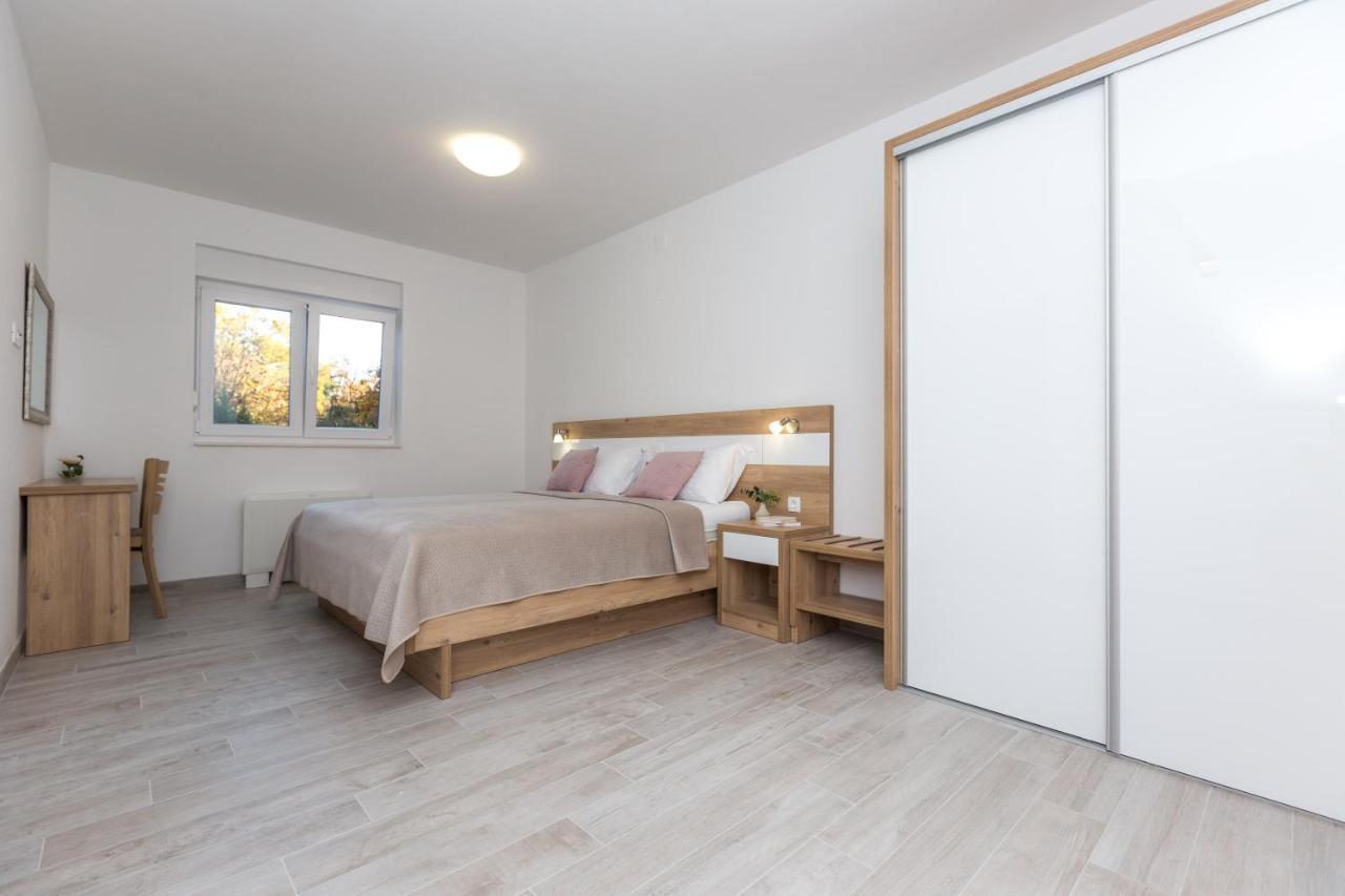 Apartmani Villa Paulo Стариград-Пакленица Екстериор снимка