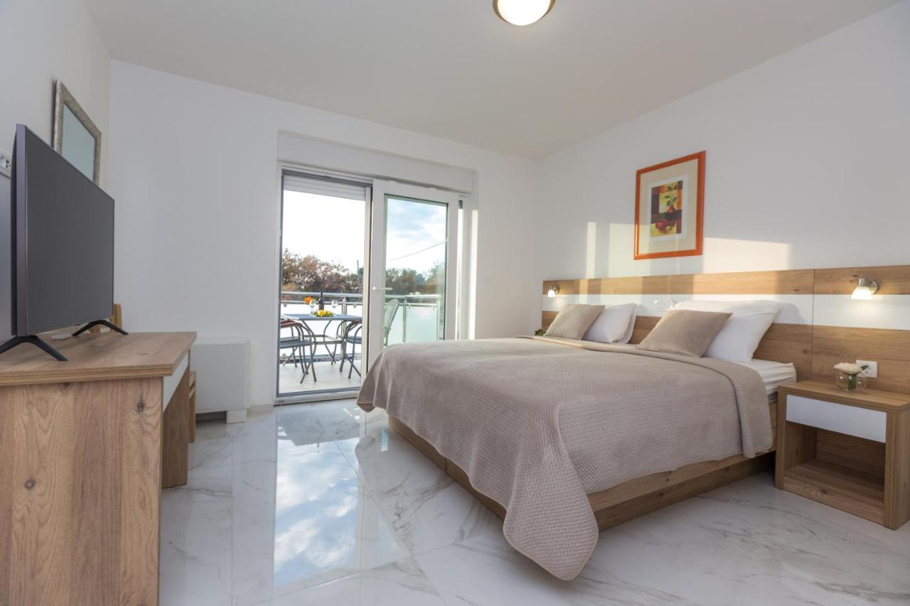 Apartmani Villa Paulo Стариград-Пакленица Екстериор снимка